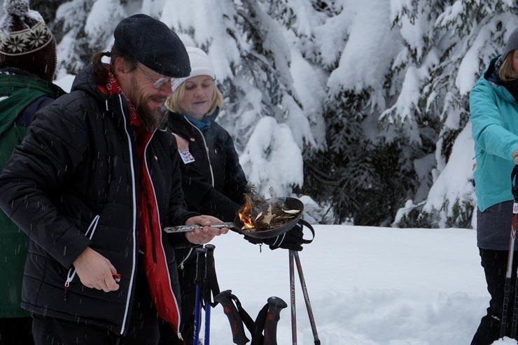 Schneeschuh-Wandern mit winterlicher Räucherung