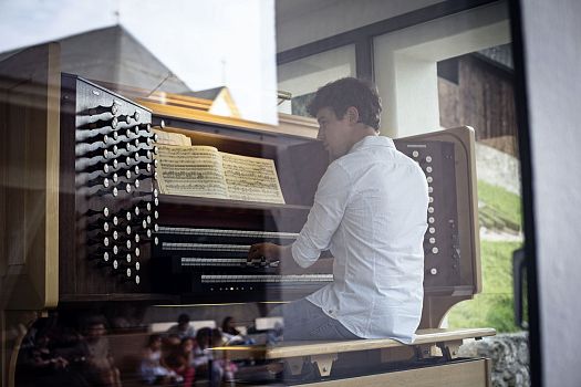 Johannes Berger an der Heldenorgel